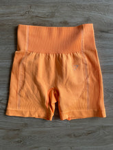 Lade das Bild in den Galerie-Viewer, Gymshark ~ Ultra Seamless Shorts (XS)

